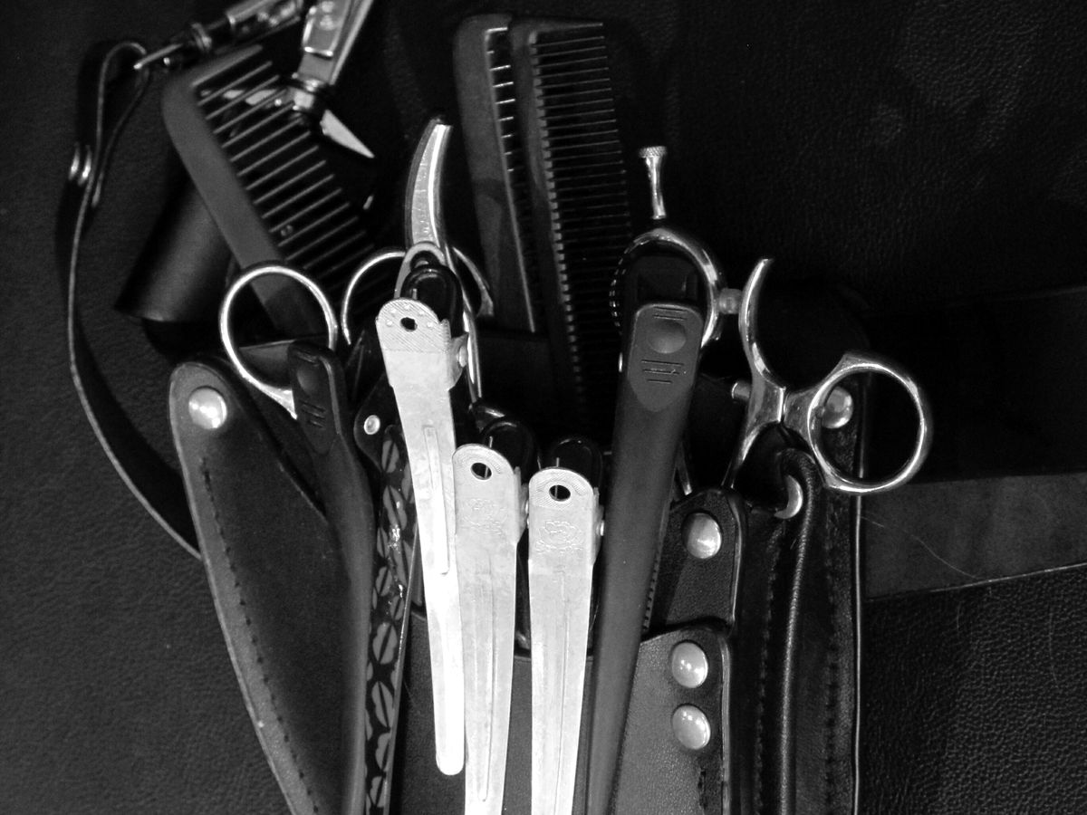Estuche de barbero con peines, tijeras y pinzas