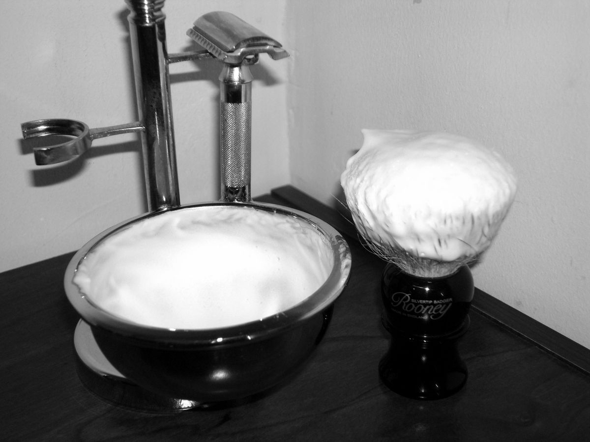 Navaja, brocha y tazón con espuma para afeitado tradicional